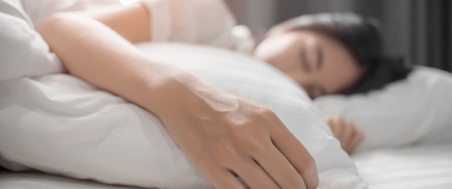 النوم بوجود إضاءة قد يزيد من وزن النساء