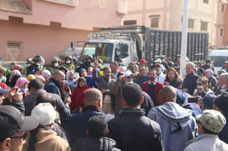 خنيفرة..وقفة احتجاجية من أجل الدفاع عن الحق في التظاهر السلمي ووقف المتابعات والمضايقات ضد المدافعات والمدافعين عن حقوق الإنسان