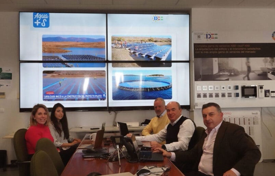 الفريق البحثي لمشروع تحلية المياه بالطاقة الشمسية - الصورة من موقع جامعة مالقة.