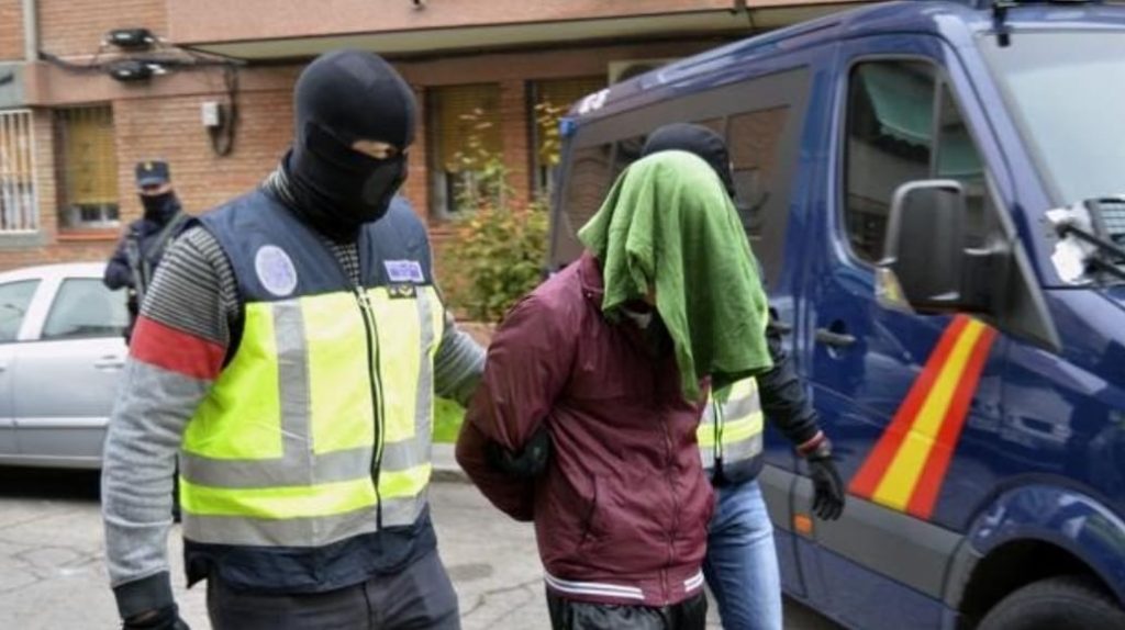السلطات الاسبانية تطرد شابا مغربيا بمبرر تهديده الأمن القومي ومعاداة اليهود