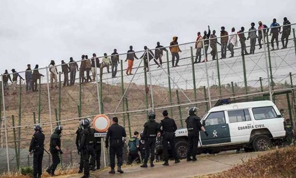 السلطات الامنية بمليلية تصد أكبر محاولات اقتحام السياج الحدودي