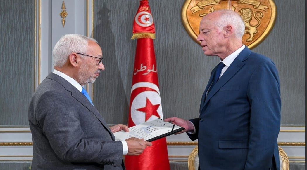 الرئيس التونسي يعلن حل البرلمان بعد “محاولة للتمرد” قادتها حركة النهضة الإخوانية