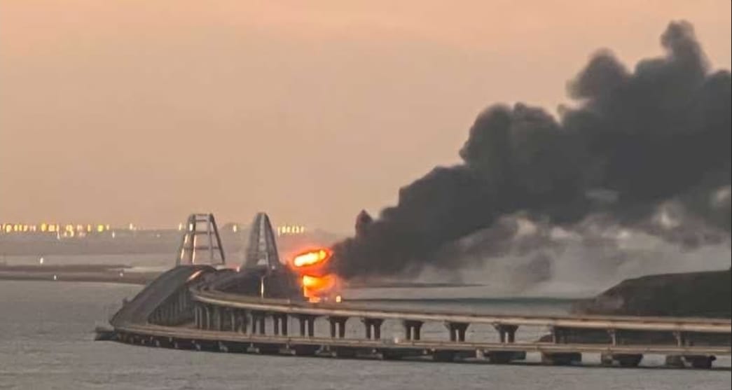 إنفجار يهز جسر “كيرتش” الرابط بين شبه جزيرة القرم وروسيا