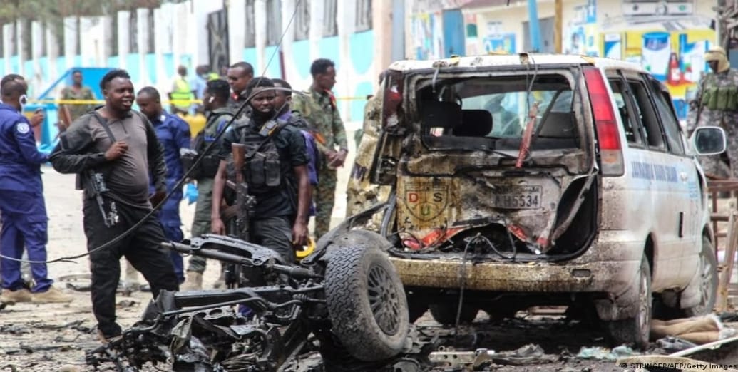 مقتل 12 شخص من بينهم وزير الصحة الإقليمي في تفجير مزدوج بالصومال