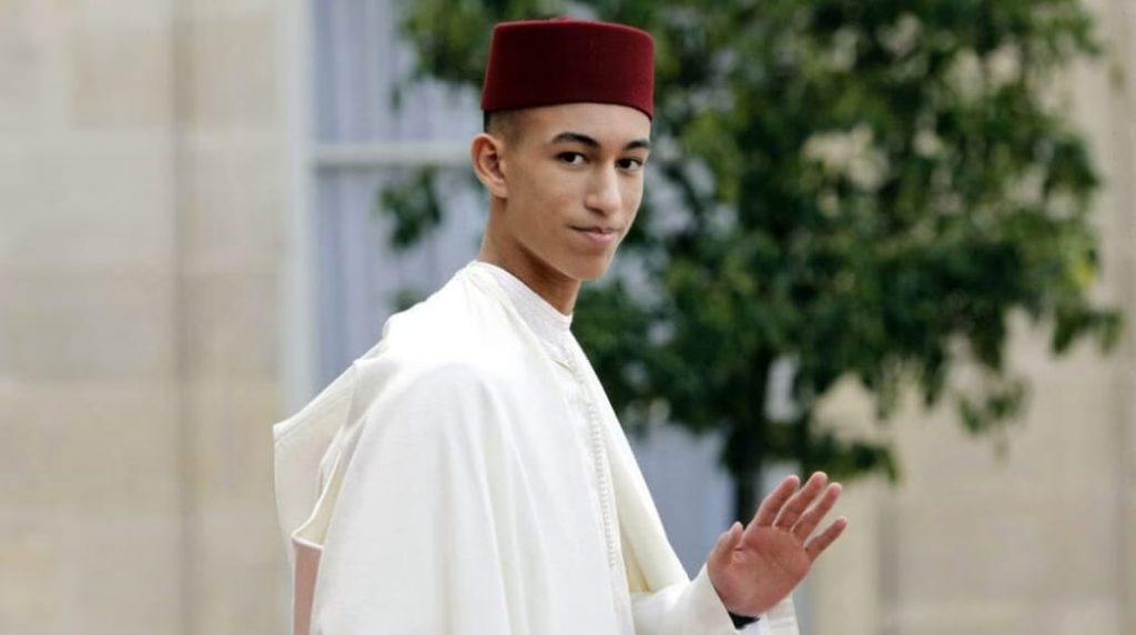 ولي العهد يعطي درسا لأولاد الفشوف فى إحترام ممر الراجلين