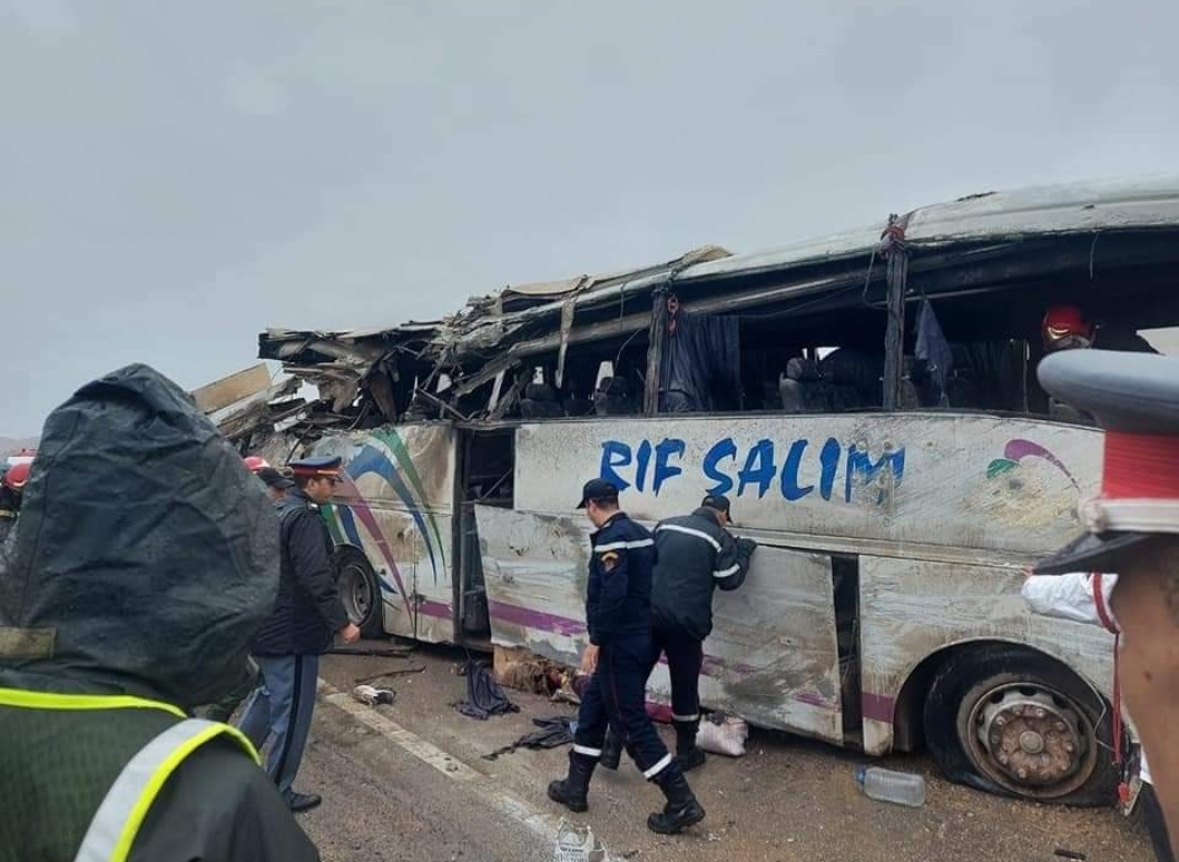 مصرع 11 شخصا وإصابة 43 آخرين إثر انقلاب حافلة لنقل المسافرين