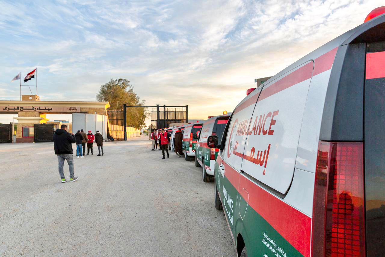 14 سيارة إسعاف من مركز الملك سلمان للإغاثة تعبر رفح إلى قطاع غزة