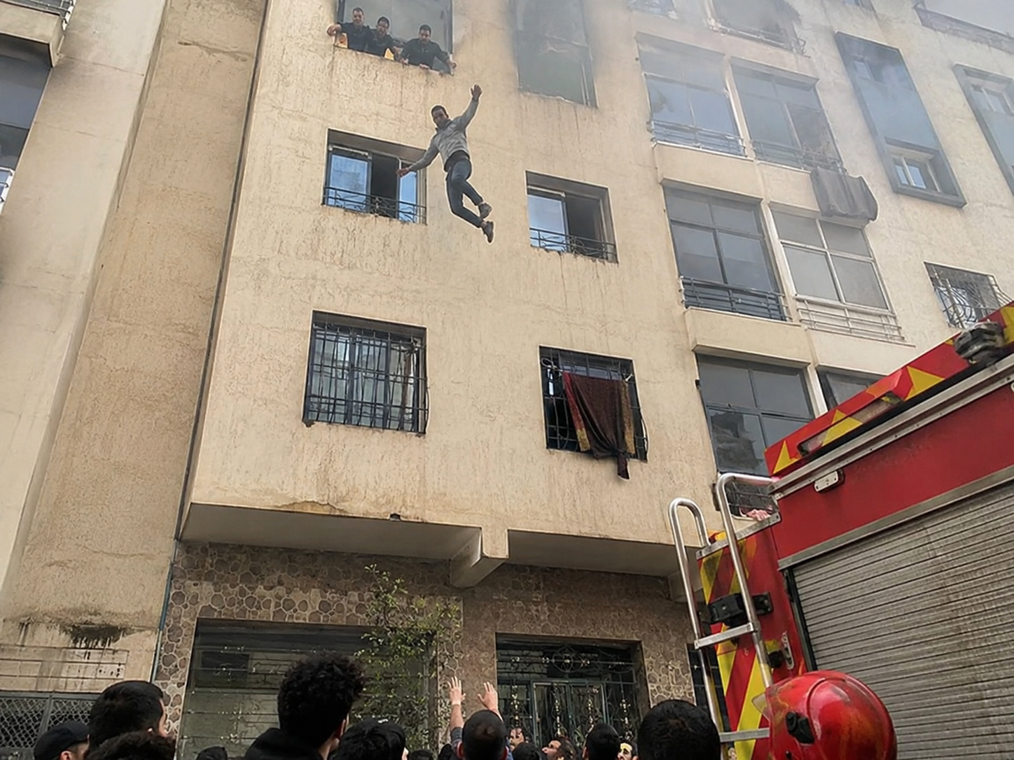 🚨 فاجعة عين النقبي بفاس.. لحظات رعب بعد سقوط ناجٍ من نافذة الطابق الخامس