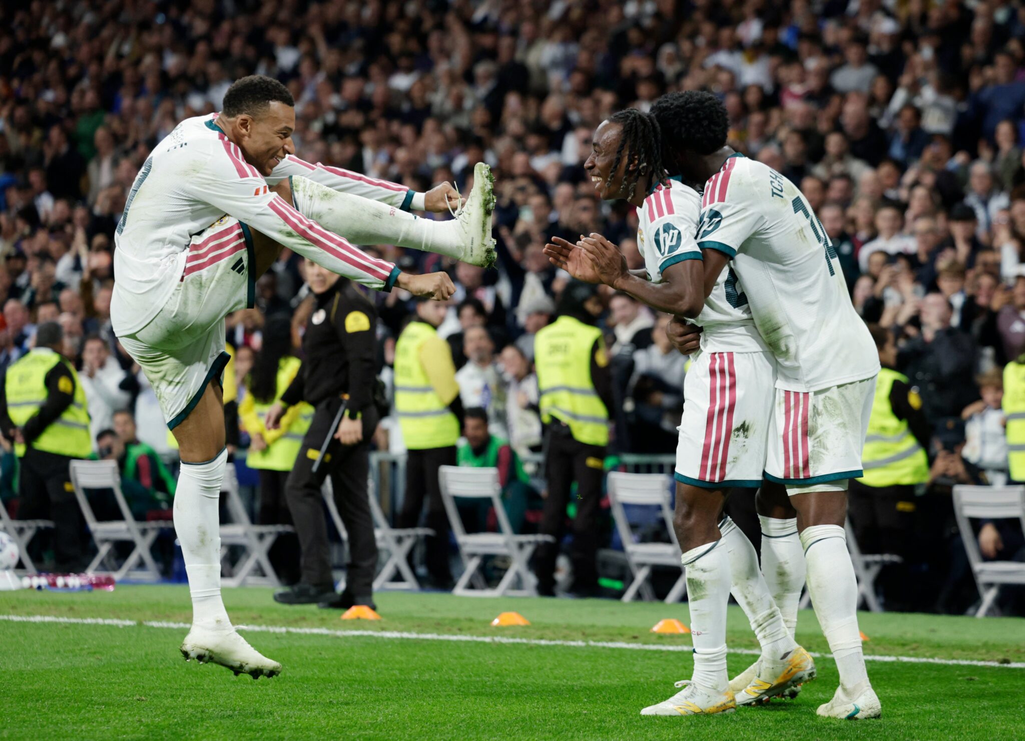 ريال مدريد يكتسح إشبيلية برباعية قبل الكلاسيكو
